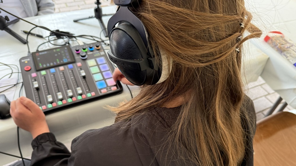 Foto: Im mobilen Radiostudio erwarten die Jugendlichen des Hamm800-Radioprojektes am Wochenende viele Menschen aus Hamm zum Interview.