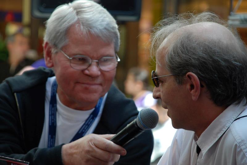 Foto: Klaus Skrzipietz (l.) - hier im Mai 2010 im Gespräch mit dem Jazzmusiker Tom Seidel im Rahmen des RRH-Beatles-Festes im Allee-Center Hamm