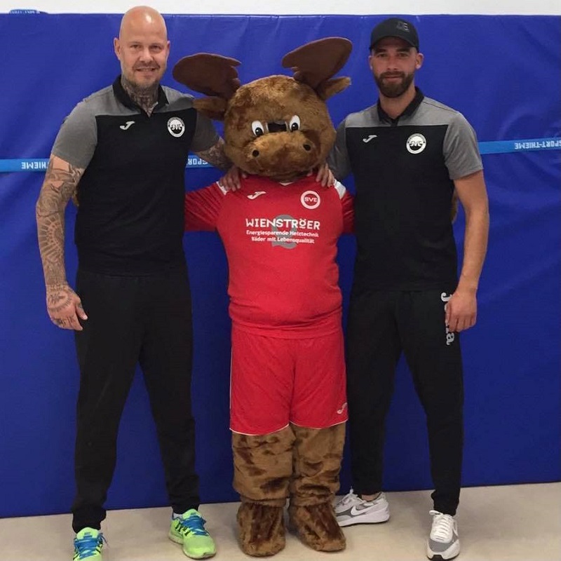 Foto: Sascha Kirschstein (l.) und SVE-Coach Rouven Meschede nehmen ihren neuen Kollegen in die Mitte (Foto: SVE Heessen)