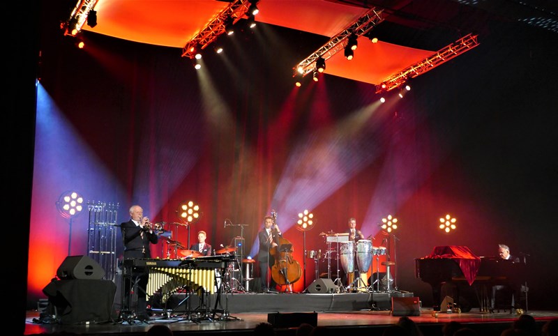 Foto: Götz Alsmann und seine Band im Kurhaussaal