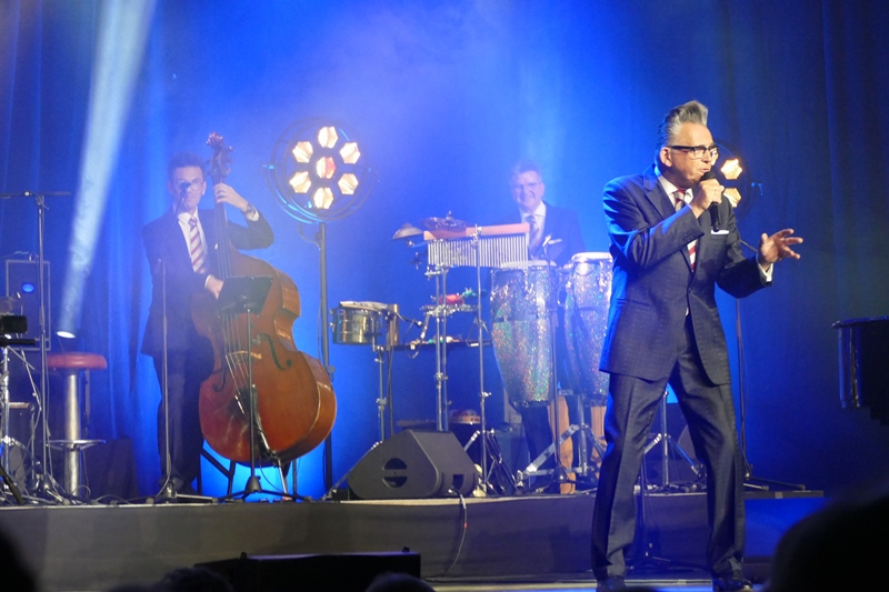 Foto: Götz Alsmann und seine Band im Kurhaussaal