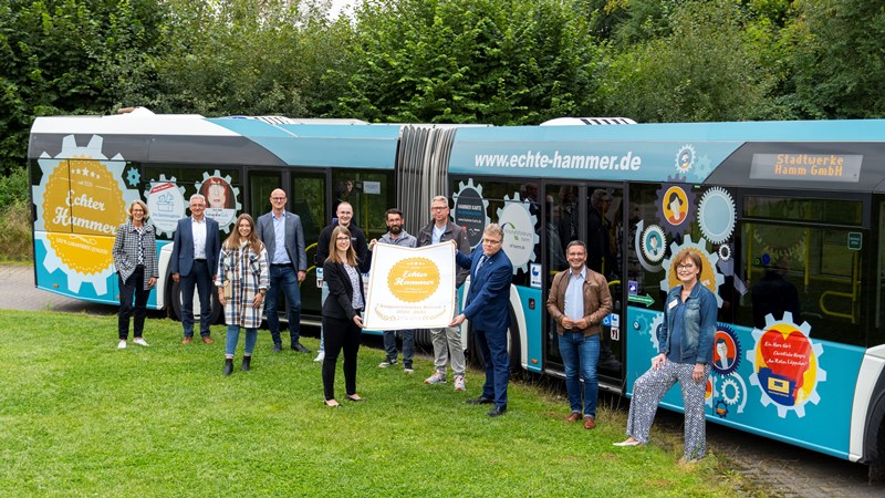 Ein Echter Hammer: Hammer Unternehmen werben für den Standort Foto: (v.r.) Marion Kleditzsch (Förderverein Hospiz), Marc Herter (Oberbürgermeister), Karl-Georg Steffens u. Meike Thier (Wirtschaftsförderung Hamm), René Golz (Fotografie Golz und Die Spielzeugkiste), André Giessbrecht u. Bert Menzel (Alpha Clean), Jens Hesse (Hesse GmbH & Co. KG), Shania Degen (Alles Latte), Klaus Ernst u. Andrea Kuleßa (Stadtmarketing)