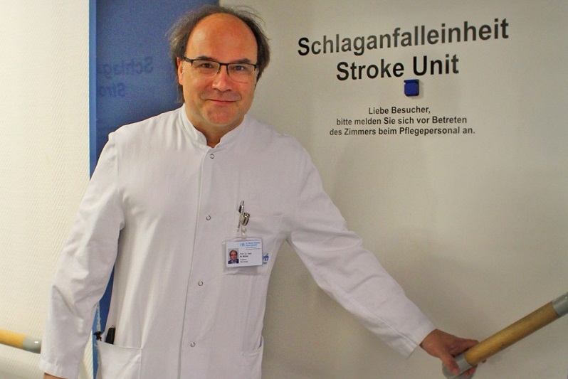 Foto: Professor Dr. Marcus Müller vor seinem Einsatzbereich im Marienhospital