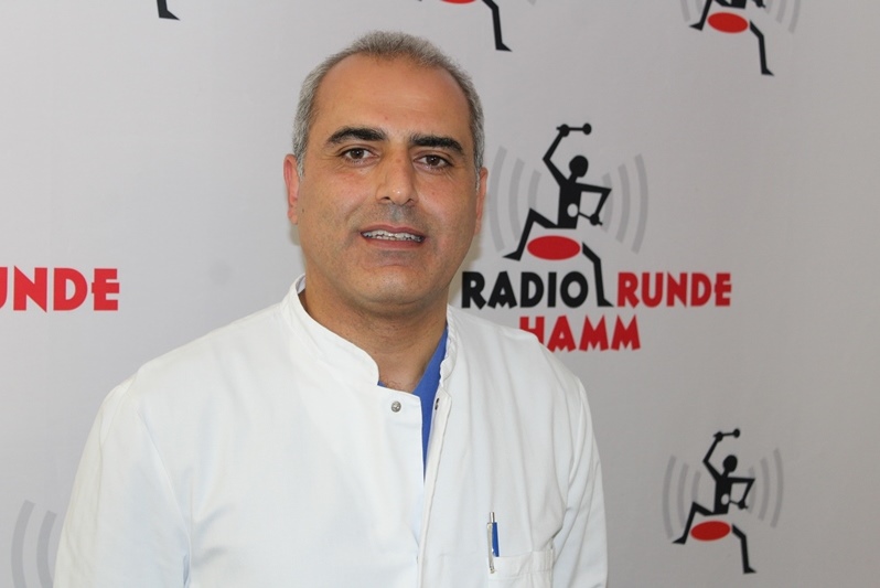 Foto: Dr. Samer Zawy Alsofy hatte es nicht weit zu unserem Interview im Studio der Radio Runde Hamm in der St. Barbara-Klinik