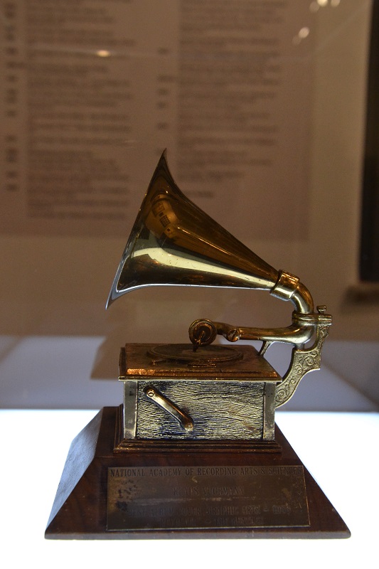 Foto: Klaus Voormanns Grammy für das Cover von "Revolver"