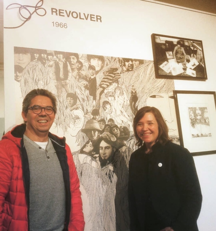 Foto: Ralf Grote mit Stefanie Hempel vor dem von Klaus Voormann gestalteten "Revolver"-Cover.