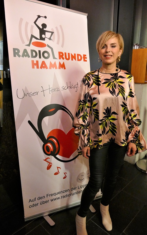 Silje Nergaard vor dem RRH-Roll-Up. Foto: Silje Nergaard vor dem RRH-Roll-Up.