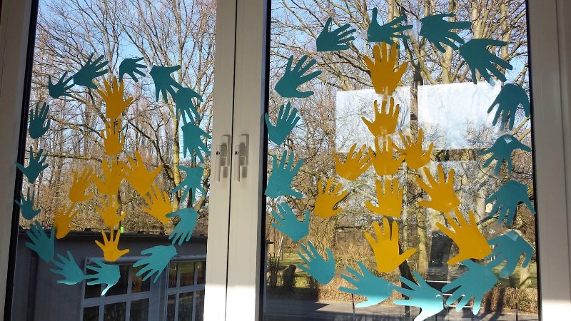 Die OGS-Kinder der Josefschule in Heessen setzen Friedenszeichen. Foto: Die OGS-Kinder der Josefschule in Heessen setzen Friedenszeichen.