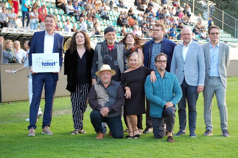 Foto: Gruppenbild mit Offiziellen von WDR und Stadt