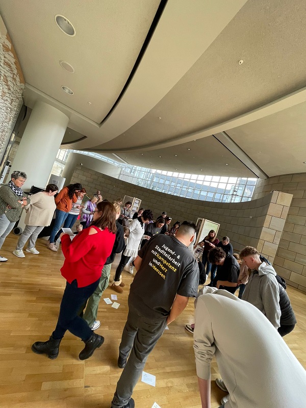 Foto: Das Stadtteilzentrum Bockelweg aus Heessen zu Besuch beim NRW-Landtag in Düsseldorf.