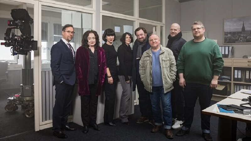 Foto: (v.l.) Jan Josef Liefers (Prof. Karl-Friedrich Boerne), Mechthild Großmann (Wilhelmine Klemm), Jutta Müller (Produzentin Molina Film), Sophie Seitz (Redakteurin WDR), Till Franzen (Regie), Axel Prahl (Frank Thiel), Timo Moritz (Kamera), Björn Meyer (Mirko Schrader) (Foto: © WDR/Taimas Ahangari)