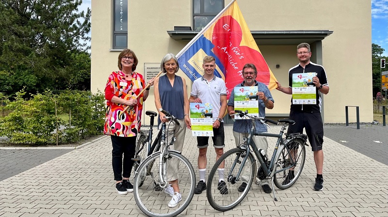 Foto: Organisieren auch Hamm Radeln 2023: (v.l.) Marion Kleditzsch, Dr. Claudia Strunk (Initiatorin), Aaron Grosser (Schirmherr), Werner Böse (ADFC) und André Bassier (Fahrradfreunde Hamm - v.li.) - Auf dem Foto fehlen Sarah Wagner (Fahrradfreunde) und Marcus Münstermann (Stadt Hamm) (Foto: Hospiz)