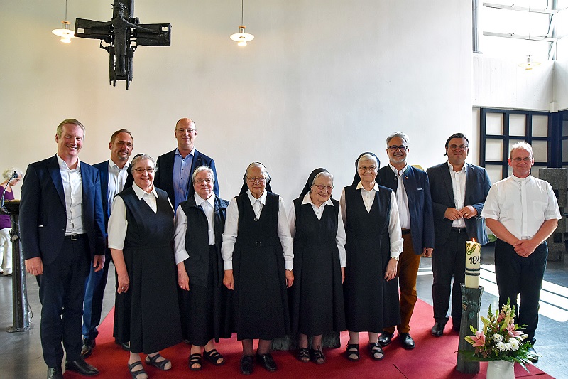 Foto: Vorstand und Geschäftsführung nehmen Abschied von den Ordensschwestern (v.l.): Dr. Nils Brüggemann, Thorsten Keuschen, Schwester Herma, Jens Alberti, Schwester Hadburga, Theresina, Clementina und Giselhild, Rainer Löb, Peter Potysch, Pfarrer Markus Müller 