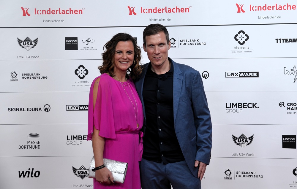 Foto: DFB-Sportdirektor Hannes Wolf mit Ehefrau