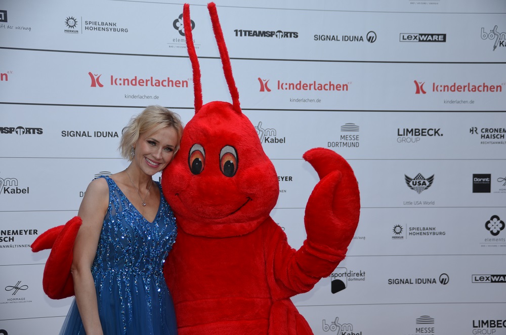 Foto: Lisa Loch mit Maskottchen Hummi