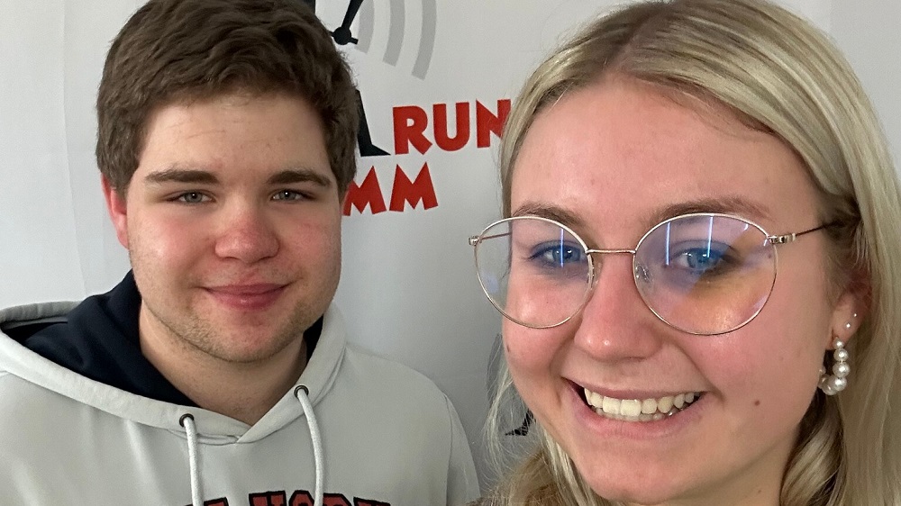 Foto: Kim (r.) und Leon führen durch die Sendung