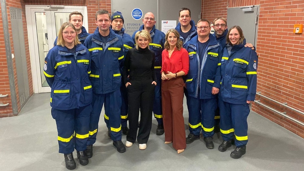 Foto: Ehrenamtliche Einsatzkräfte des THW Hamm mit den Moderatorinnen Sabine Heinrichs (m.l.) und Catherine Vogel (m.r.) vor dem Landesstudio des WDR in Köln (Foto: THW Ortsverband Hamm)