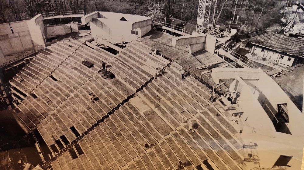 Foto: Anfang 1993... die neue Tribüne der Waldbühne Heessen im Rohbau