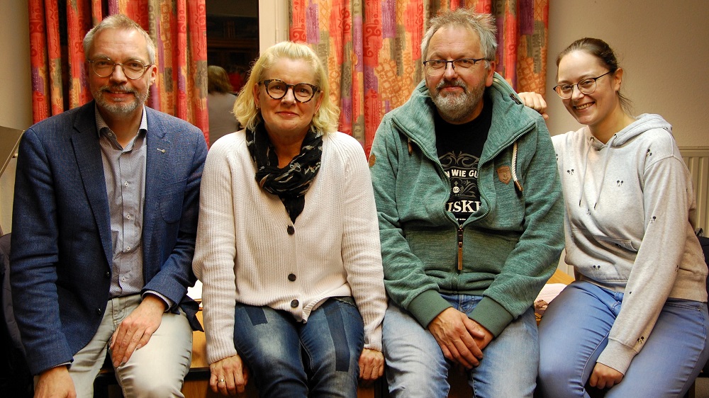 Foto: (v.l.) Jörn, Andrea, Thomas und Nora arbeiten die Geschichte der Waldbühne Heessen auf