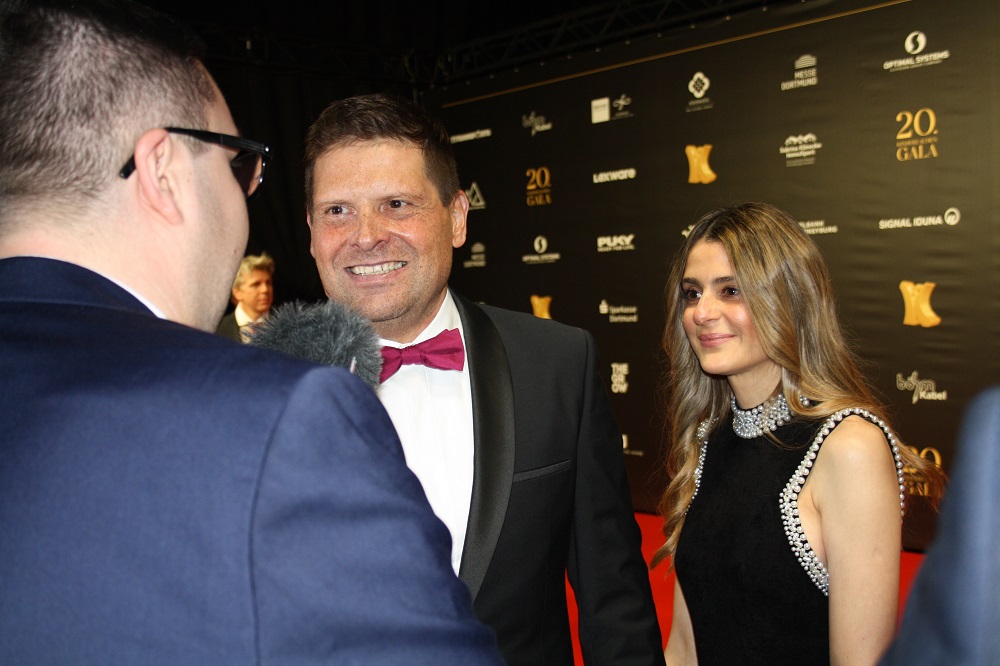 Foto: Leon Gronwald im Gespräch mit Jan Ullrich und seiner Lebensgefährtin Elisabeth Napoles 