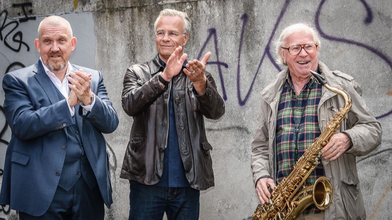 Foto: Die Kölner "Tatort"-Kommissare (v.l.) Dietmar Bär und Klaus Behrendt mit Klaus Doldinger beim Pressetermin am 1. August 2016.