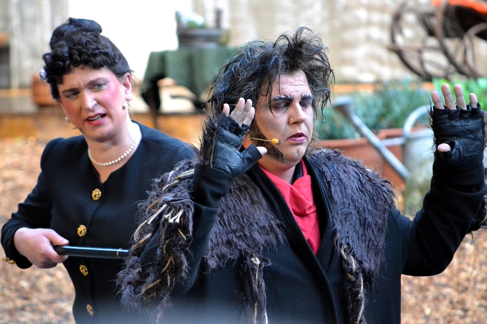 Foto: Helene in ihrer Rolle als Bürgermeisterin Fräulein Sabberbein in "Rotkäppchen"