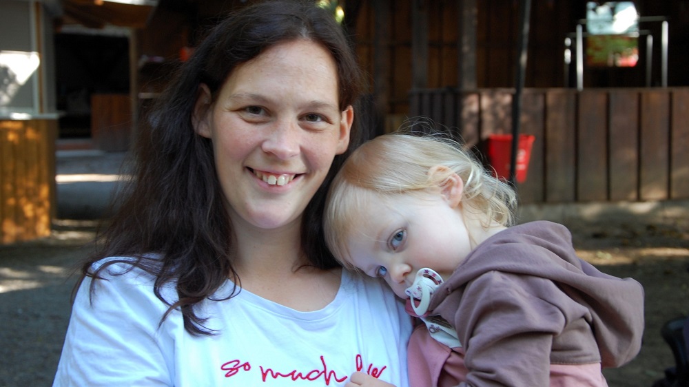 Foto: Tatjana spielt mit ihren Kindern in "Rotkäppchen"