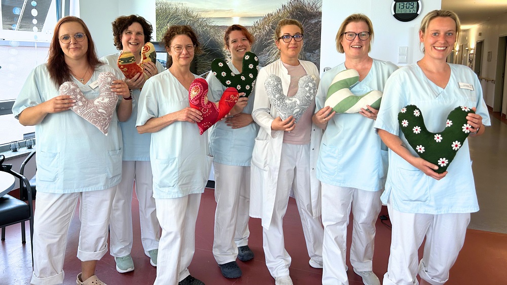 Foto: Mitarbeitende der Palliativstation mit den gespendeten Herzkissen in der Hand – eine Geste, die ankommt (Foto: St. Barbara-Klinik Hamm GmbH).