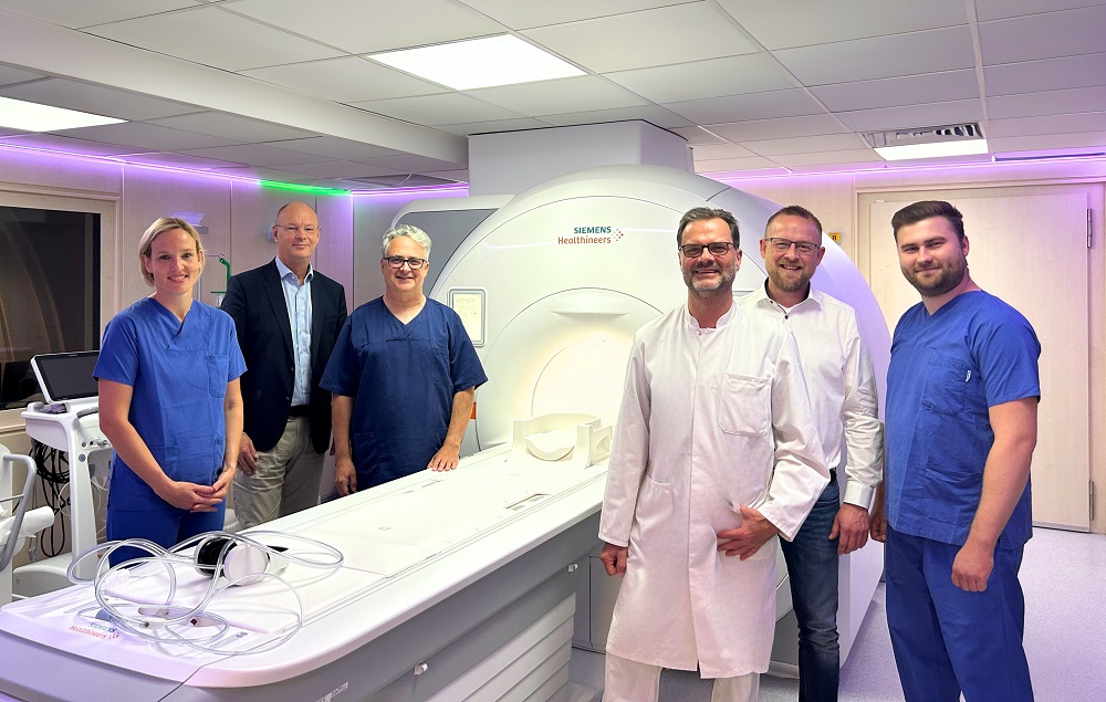 Foto: Gemeinsam stark für moderne Diagnostik: Das Team der Radiologie sowie Vertreter des Direktoriums und von Siemens vor dem neuen MRT (Foto: St. Barbara-Klinik Hamm GmbH)