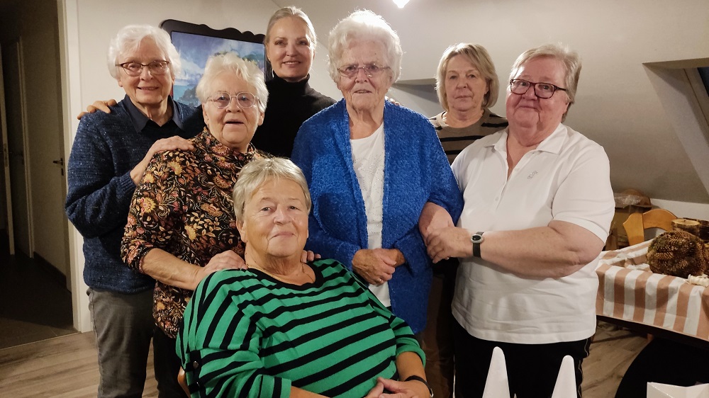 Foto: Edeltraud Tümmers (vorne) und ihre fleißigen Weihnachtswichtelinnen