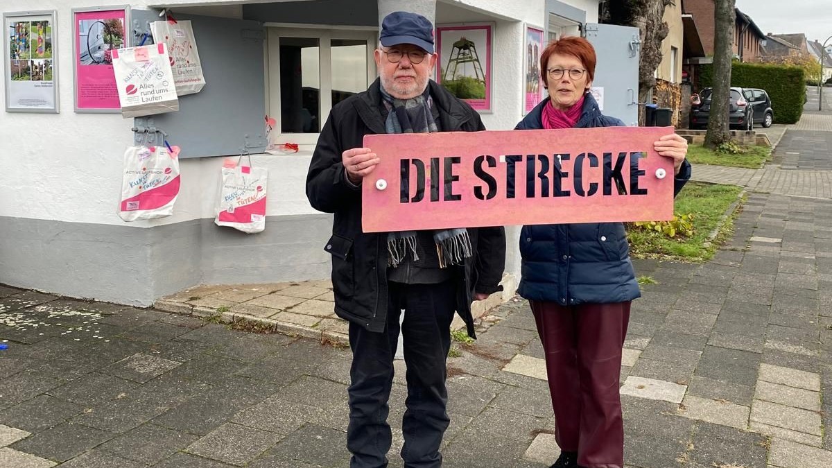 Foto: Werner und Christiane Reumke vor dem Streckenbüdchen (Foto: DIE STRECKE e.V.)