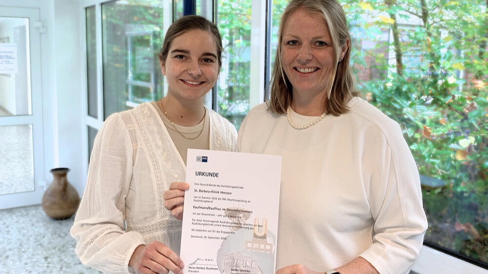 IHK-Ehrung für Spitzenleistung: Lea Giesbrecht (l.) und Carina Beckmann von der St. Barbara-Klinik Hamm-Heessen (Foto: St. Barbara-Klinik Hamm GmbH) Foto: IHK-Ehrung für Spitzenleistung: Lea Giesbrecht (l.) und Carina Beckmann von der St. Barbara-Klinik Hamm-Heessen (Foto: St. Barbara-Klinik Hamm GmbH)