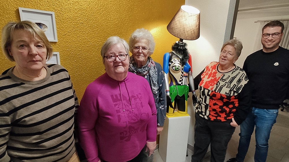 Foto: Edeltraud Tümmers (2. v.r.) mit ihren heutigen Gästen und Andreas Walter vom Pflegeteam Hamm