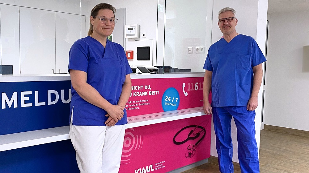 Foto: Hand in Hand für die Patientenversorgung: An der Portalpraxis der St. Barbara-Klinik Hamm-Heessen arbeiten die Zentrale Notaufnahme – vertreten durch Dr. Friederike Haermeyer (Leitende Ärztin Notaufnahme) – und die Bereitschaftsdienstpraxis der KVWL, repräsentiert durch Dr. Ulrich Tappe (KVWL-Notfalldienstbeauftragter), eng zusammen. (Foto: St. Barbara-Klinik Hamm-Heessen)