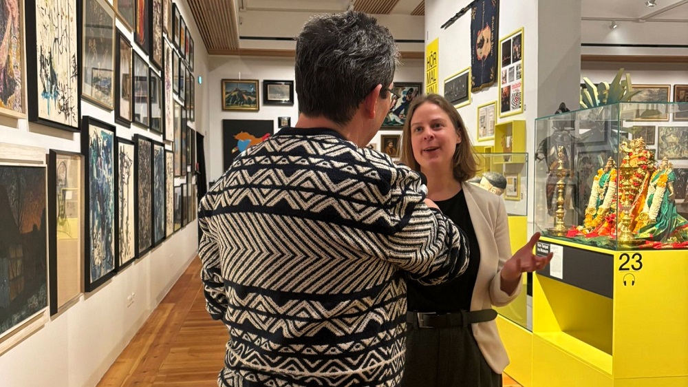 Foto: Kathinka Engels führt Ralf Grote durch die sehens- und hörenswerte Ausstellung (Foto: Katharina Müller-Kinne)