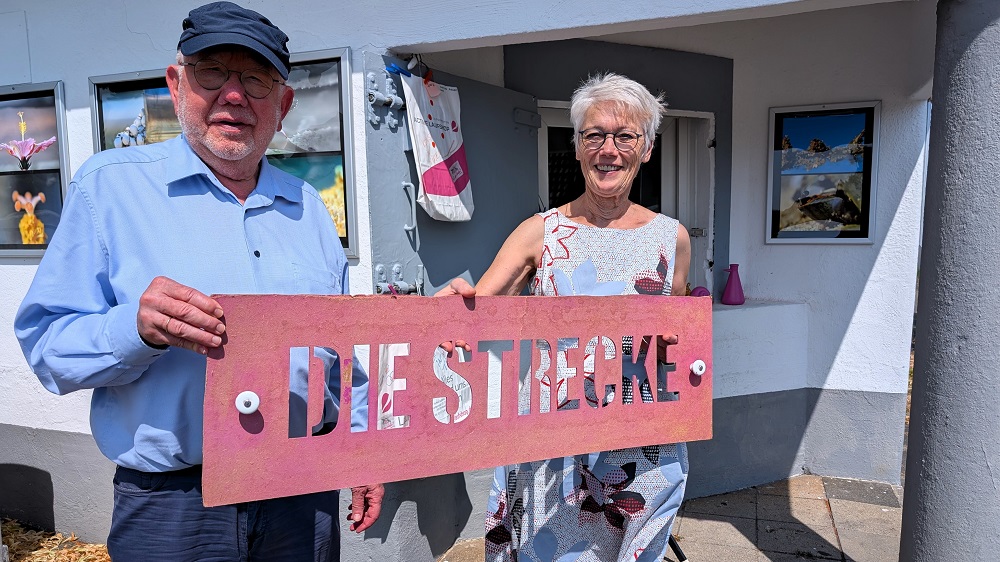 Foto: Christiane und Werner Reumke vor dem Streckenbüdchen