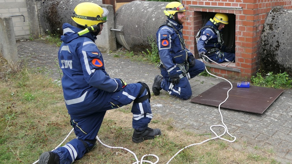 Foto: THW-Einsatzkräfte beim Einstieg in das Röhrensystem der Übungsstrecke (Foto: THW Hamm)