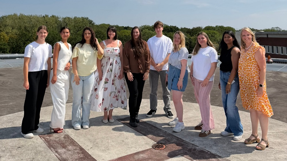Foto: Zum Start des neuen Ausbildungsjahres begrüßten Carina Beckmann und Anna Krug die neuen Auszubildenden (Foto: St. Barbara-Klinik Hamm GmbH)