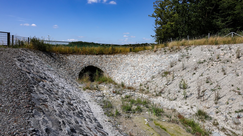 Foto: Aufgrund der anhaltenden Trockenheit können einige Gewässer im Emscher- und Lippe-Gebiet trockenfallen. So wie hier der Hoppeibach in Hamm (Foto: Rupert Oberhäuser/EGLV)