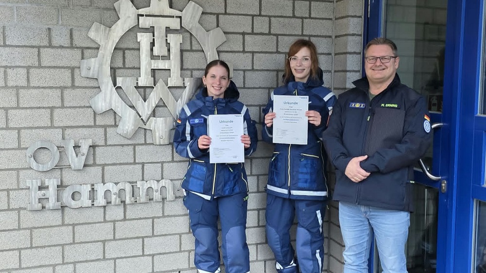 Foto: Ortsbeauftragter Michael Erning gratuliert Sarah Leopoldt (l.) und Nora Werner zur bestandenen Prüfung (Foto: THW Hamm)