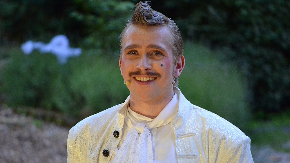 Foto: Janosch als Diener des Königs