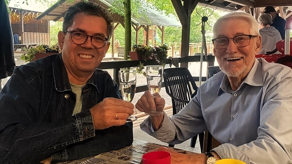 Foto: Anlässlich des besonderen Podcasts darf auch ein Gläschen Sekt nicht fehlen. Danke dafür, Werner!