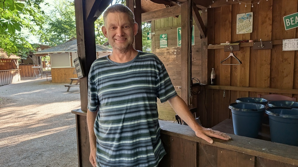 Foto: Jörg bei den Vorbereitungen zu "Jim Knopf"