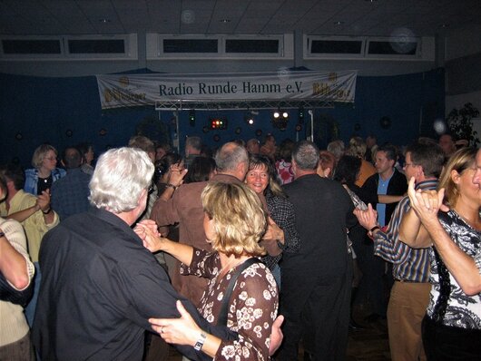 Foto: 29.10.2005 - Volles Haus, volle Tanzfläche bei der Oldie Party der Radio Runde Hamm und der St. Marien-Gemeinde in Heessen