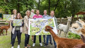 Foto: Vorstellung des Wimmel-Puzzle Hamm im Tierpark: (v.l.) Marion Freitag (Gustav-Lübcke-Museum), Lisa Fixemer (Zentralhallen), Andrea Kuleßa (Stadtmarketing) Sven Eiber (Tierpark), Sascha Brosch (Maxipark), Dr. Ulf Sölter (Gustav-Lübcke-Museum), Christian Fecke (Maximare)