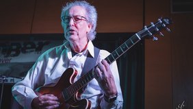 Foto: Manfred "Manni" Simshäuser hatte einmal mehr eine Setlist ausgearbeitet, die kaum jemanden auf den Sitzen hielt. (Foto: Sabine Begett)