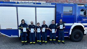 Foto: Mit großer Freude präsentierten (v.l.) Bendix Engel, Vincent Zobel, Franziska Westhoff, Friedrich Westhoff, Kevin Lukas Karcz und Torben Koslowski in der Unterkunft an der Östingstraße ihre Urkunden. (Foto: THW Hamm)