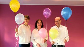 (v.l.) Silke Stralek, Dr. phil. Birgit Sauer und Oliver Elbers feiern drei Jahrzehnte Engagement für Eltern und Familien (Foto: St. Barbara-Klinik Hamm GmbH) Foto: (v.l.) Silke Stralek, Dr. phil. Birgit Sauer und Oliver Elbers feiern drei Jahrzehnte Engagement für Eltern und Familien (Foto: St. Barbara-Klinik Hamm GmbH)