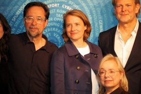 Foto: (v.l.) Jan Josef Liefers, Isa Prahl. ChrisTine Urspruch, Jan Kruse