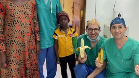 Foto: 85 Operationen in 14 Tagen: Viele Familien bedanken sich mit Geschenken bei dem Team.